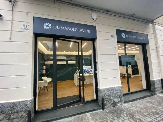 Ingresso della sede Climasolservice in via Vittorio Emanuele Orlando a Catania
